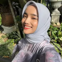Fuji tampil menggunakan hijab [instagram/fuji_an]