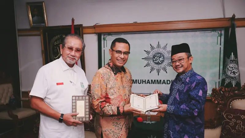 Ketua Umum Yayasan Muslim Sinar Mas Saleh Husin (tengah) menyerahkan wakaf kepada Sekretaris Umum PP Muhammadiyah, Abdul Mu’ti (kanan) di Jakarta Pusat yang didampingi Ketua YMSM Yan Partawidjaja (kiri). (Dok Sinar Mas)