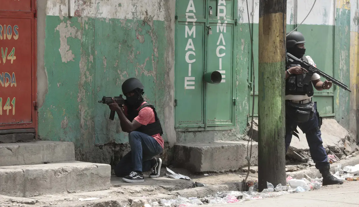 <p>Aksi main hakim sendiri di Port-au-Prince disebut menunjukkan kemarahan publik atas situasi Haiti yang semakin parah sejak pembunuhan Presiden Haiti Jovenel Moise pada Juli 2021. (AP Photo/Odelyn Joseph)</p>