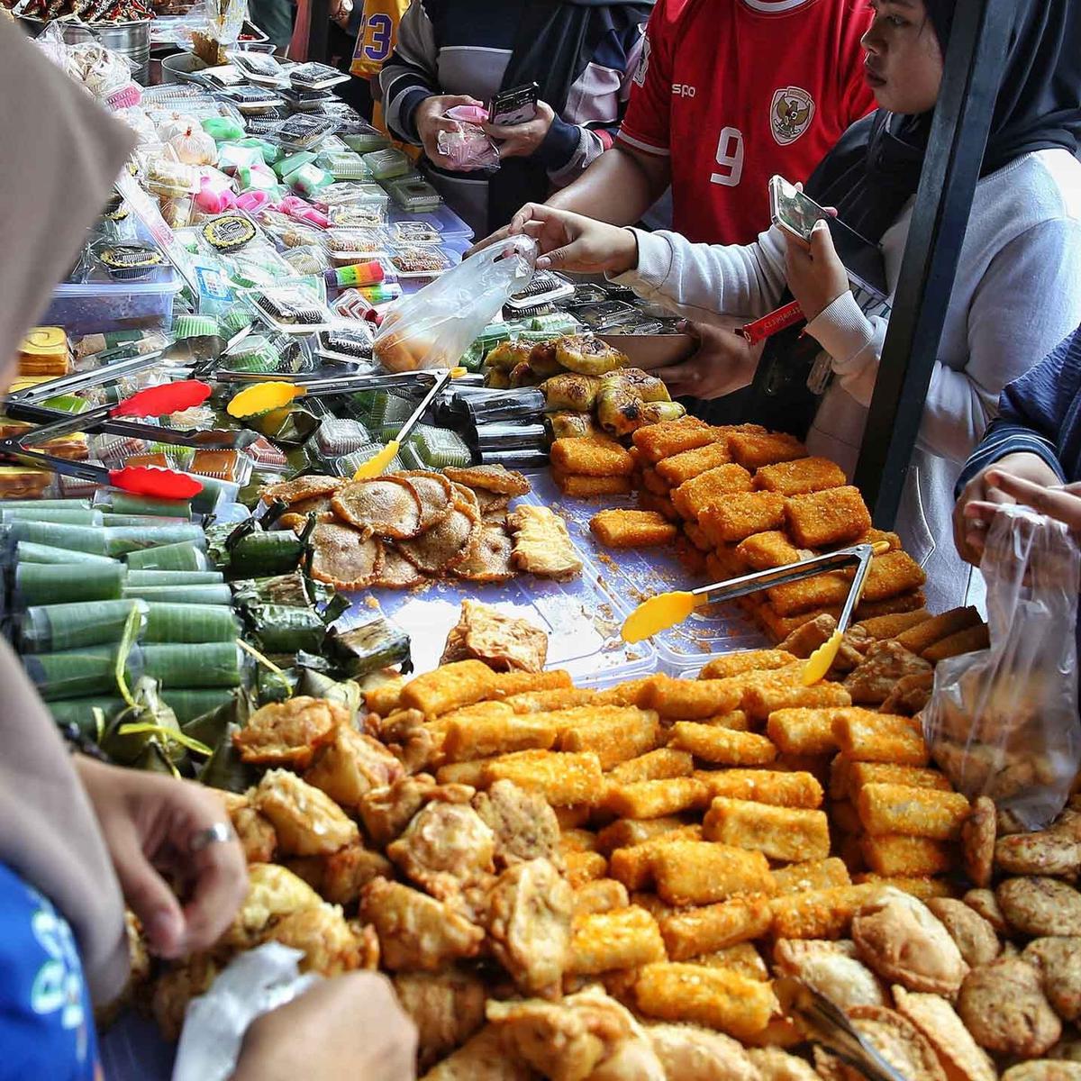 FOTO: Berdesakan Berburu Takjil Di Pasar Benhil