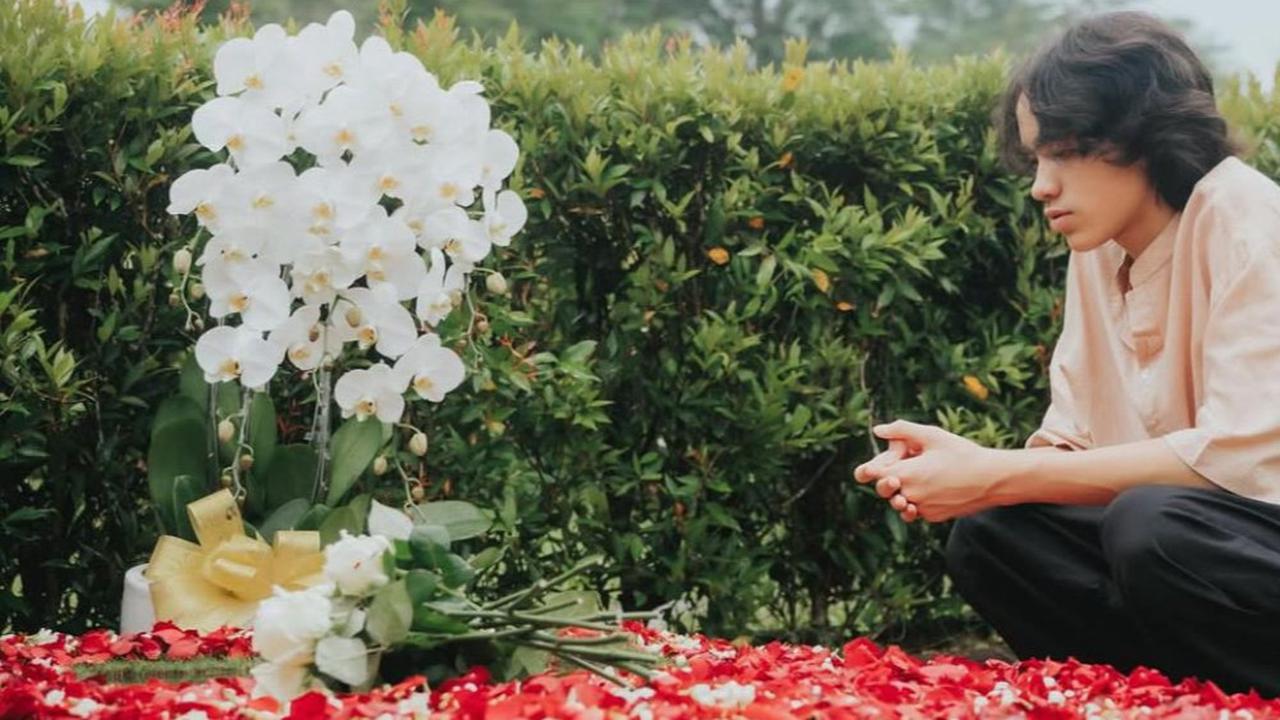 Rindu Berat, Noah Sinclair Anak BCL Ziarah ke Makam Mendiang Ayahnya Ashraf Sinclair