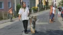 Pemilik dan pelatih hewan sirkus, Jaromir Joo mengajak harimaunya yang bernama Taiga berjalan-jalan di Letovice, Republik Ceko, 30 Agustus 2015. (AFP PHOTO/Radek MICA)