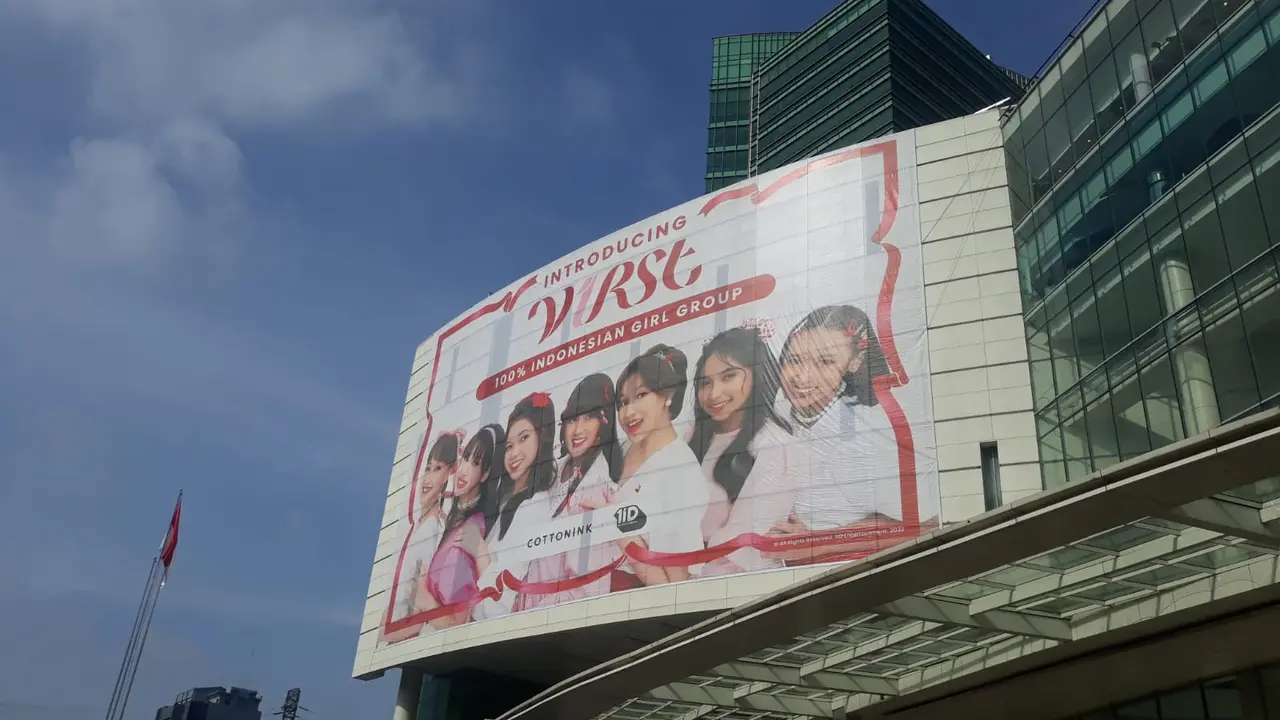 Berkolaborasi dengan COTTONINK, V1RST Pasang Giant Banner di Depan Senayan City Mall Untuk Rayakan Debutnya