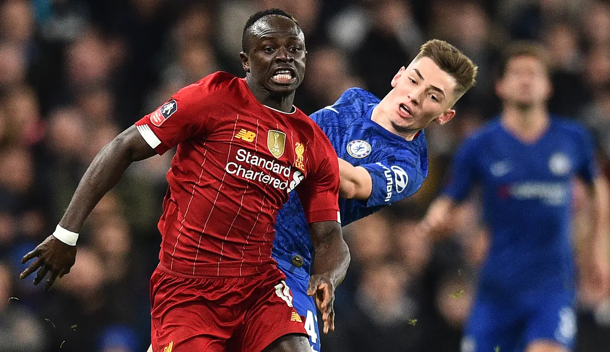 Billy Gilmour menunjukkan performa yang apik sepanjang laga duel Chelsea melawan Liverpool. Pemain berusia 18 tahun tersebut mendapat pujian, salah satunya dari legenda timnas Inggris yakni Alan Shearer. (AFP/Glyn Kirk)