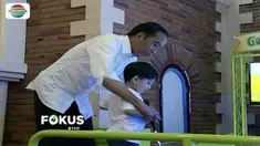 Usai kunjungan kerja di Sragen, Jokowi temani Jan Ethes main di salah satu mal di Kota Solo, Jawa Tengah.