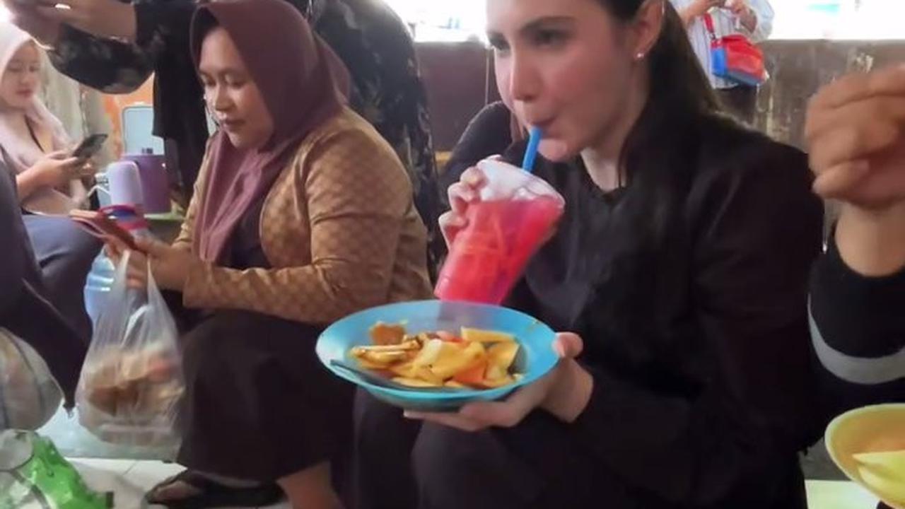 7 Potret Arumi Bachsin Ikutan Antri Rujak Buah Viral di Pasar, Ikut Jongkok Bareng Ibu-Ibu