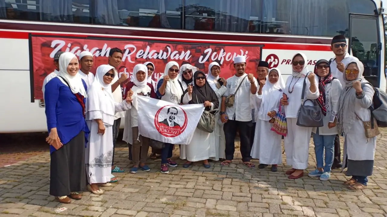 Relawan Doakan Jokowi Saat Ziarah Makam ke Sultan Maulana Hasanuddin