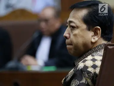 Terdakwa kasus korupsi E-KTP, Setya Novanto mendengarkan pembacaan sela pada sidang lanjutan di Pengadilan Tipikor, Jakarta, Kamis (4/1). Majelis Hakim menolak nota keberatan atau eksepsi Setya Novanto atas surat dakwaan KPK. (Liputan6.com/Johan Tallo)