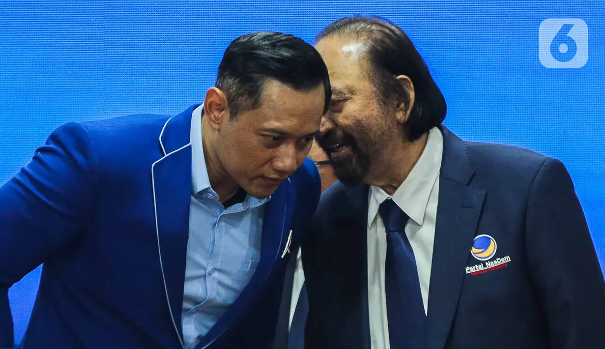 Ketua Umum Partai Demokrat Agus Harimurti Yudhoyono (AHY) dan dengan Ketua Umum Partai NasDem Surya Paloh bersiap melakukan jumpa pers di DPP Partai Demokrat, Jakarta, Rabu (22/2/2023). Dalam pertemuan tertutup tersebut, AHY menyampaikan harapannya terhadap Koalisi Perubahan dan memastikan Koalisi Perubahan saat ini sudah berada pada tahap finalisasi. (Liputan6.com/Faizal Fanani)