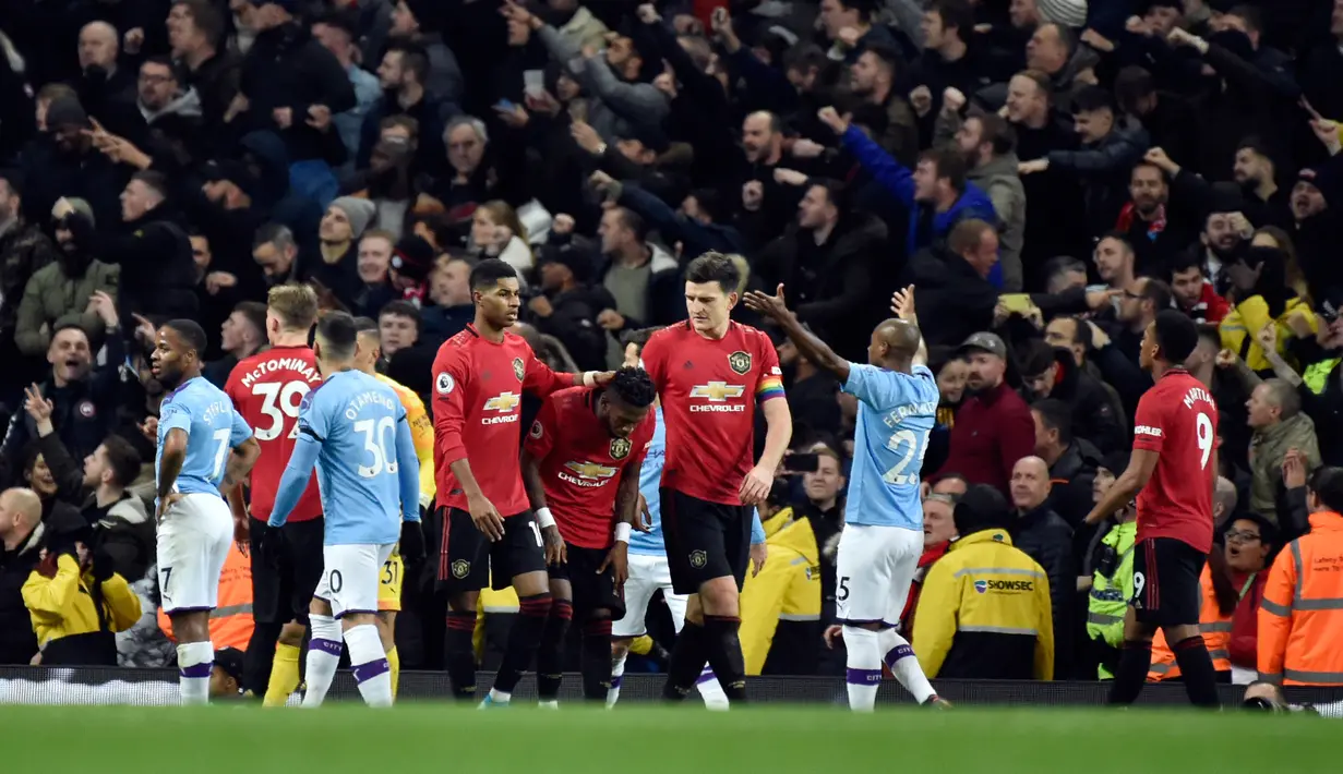 Pemain bereaksi terhadap barang-barang yang dilemparkan oleh penggemar Manchester City terhadap pemain Manchester United pada pertandingan Liga Inggris di Etihad Stadium, Manchester, Inggris, Sabtu (7/12/2019). Manchester United menang 2-1. (AP Photo/Rui Vieira)