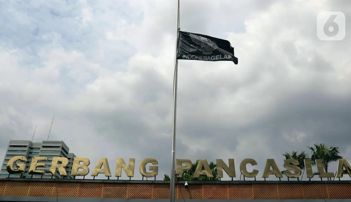 Massa juga mengibarkan bendera berwarna hitam dengan tulisan 'Indonesia Gelap' yang dipasang di tiang bendera yang ada di depan gerbang Pancasila gedung DPR RI. (Liputan6.com/Herman Zakharia)