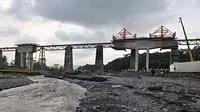 Suasana pengerjaan proyek jembatan kereta yang menghubungkan lintas Cirebon Kroya di Bumiayu,Brebes, Jawa Tengah.(Antara)