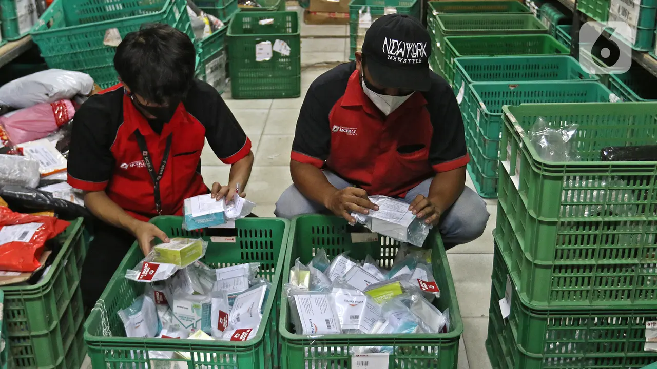 FOTO: Proses Distribusi Obat bagi Pasien Isolasi Mandiri