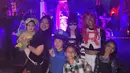 Selain bareng keluarga, Rahma dan anak-anak juga rayakan Halloween bersama tetangga di Los Angeles. [Instagram @raazharita]