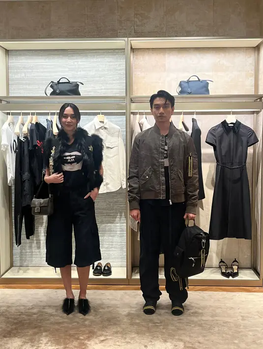 Grazia Chiuri juga suguhkan busana bersiluet unisex yang dapat dipakai oleh pria dan wanita. Tersemat beragam detail menarik yang memberikan sentuhan baru
kekinian dalam balutan siluet timeless Untuk koleksi pria, hadir aksentuasi garis kuning untuk tampilan segar yang mendefinisi. Intip juga Fendi Wrap Trainers, sneakers yang dapat dilipat dengan lentur. Cocok untuk traveling. / Foto dok: Fimela.