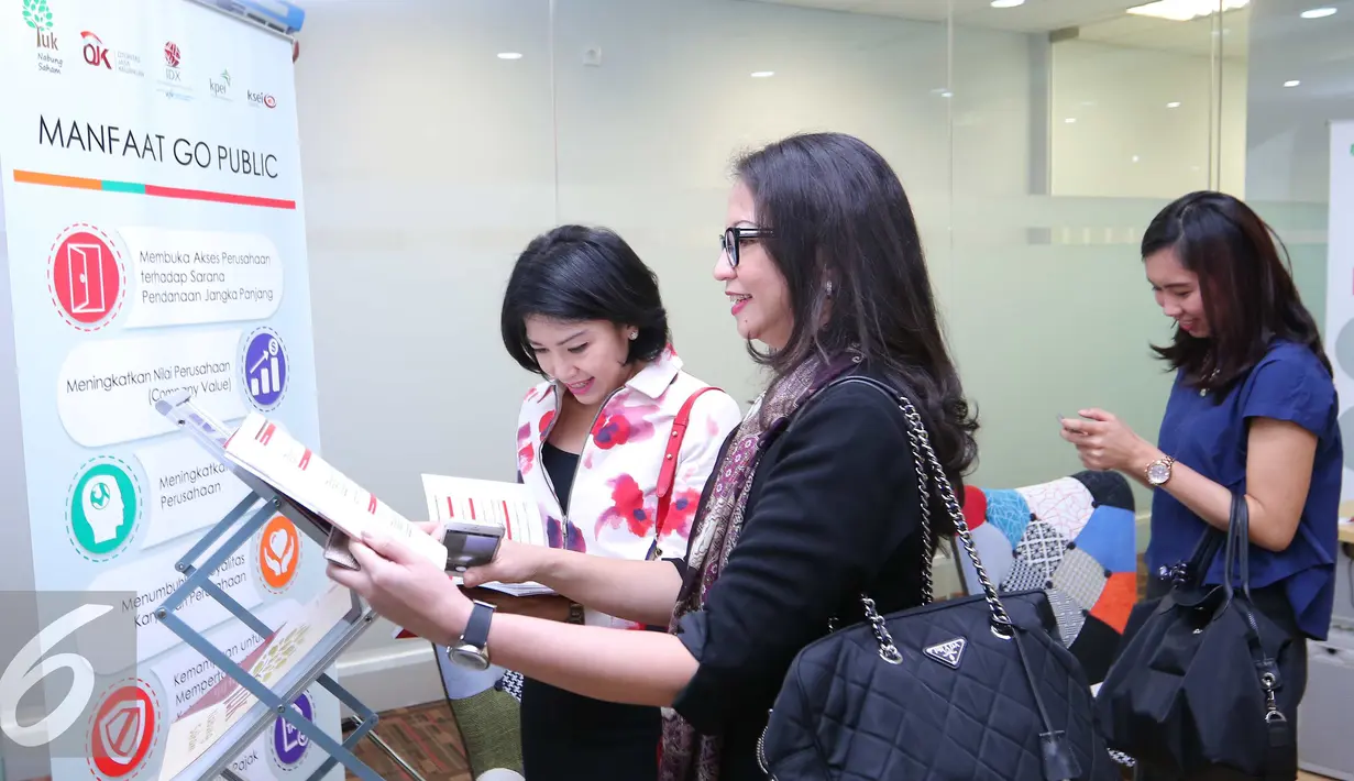 Pengunjung berada di Pusat Informasi Go Public di BEI, Jakarta, (27/6). Pusat Informasi "Go Public" bertujuan mendorong penambahan jumlah perusahaan tercatat untuk persaingan di dunia usaha. (Liputan6.com/Angga Yuniar)