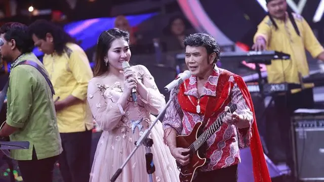 7 Potret Kebersamaan Rhoma Irama dengan Via Vallen yang Jadi Teman Duet