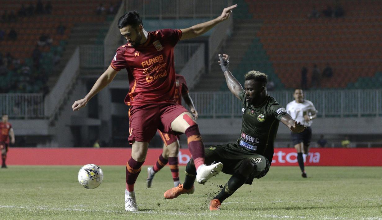 Bek Borneo FC, Javlon Guseynov, berebut bola dengan gelandang Tira Persikabo, Parfait Essengue, pada laga Shopee Liga 1 di Stadion Pakansari, Bogor, Minggu (1/9). Borneo tahan imbang 2-2 Tira Persikabo. (Bola.com/Yoppy Renato)