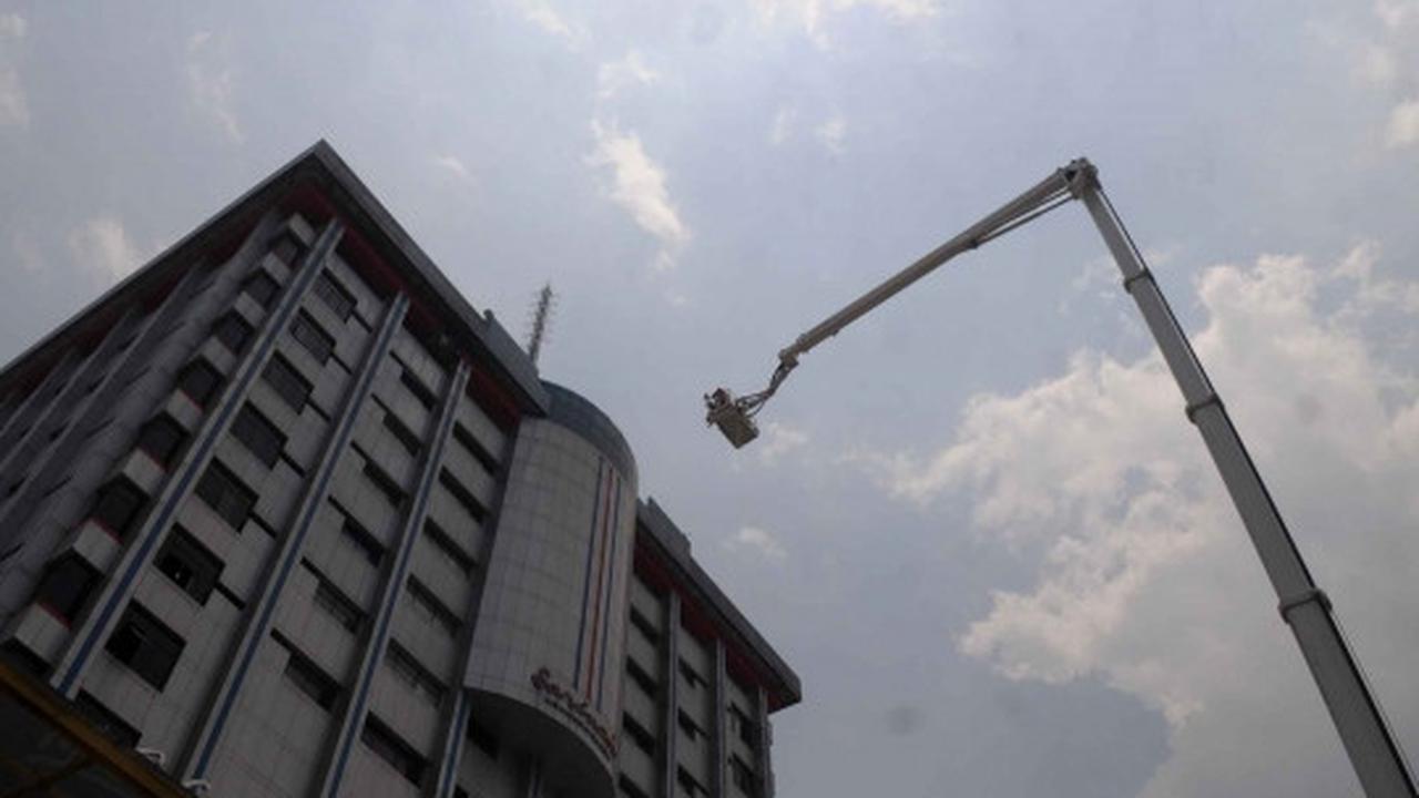 Padamkan kebakaran di Gedung Sarinah, petugas pakai bronto sky lift