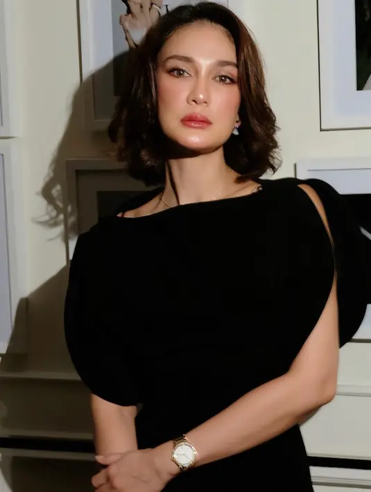 Setelah menikah, Luna Maya pun memotong rambut panjangnya menjadi pendek model bob. Kini ia kerap menstyling rambut pendeknya dengan berbagai termasuk dibuat wavy. [@lunamaya]