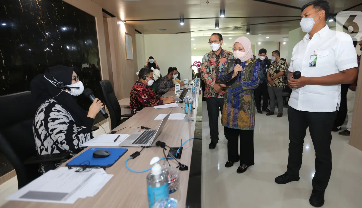 Menteri Ketenagakerjaan RI Ida Fauziyah (tengah) dan Direktur Utama BPJAMSOSTEK Anggoro Eko Cahyo (kanan) berdialog dengan konselor di Pasar Kerja Kemnaker, Jakarta (10/03/2022). Hingga saat ini total Rp225,6 juta telah disalurkan kepada 125 pekerja penerima manfaat. (Liputan6.com/Fery Pradolo)