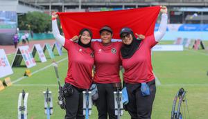 Nurisa Dian Ashrifah, Ratih Zilizati Fadhly, dan Yurike Dina Bonita Pereira menyumbangkan medali emas dari Nomor Compound Panahan di SEA Games 2025, Kamis (18/12/2025). (Bola.com/Bagaskara Lazuardi)