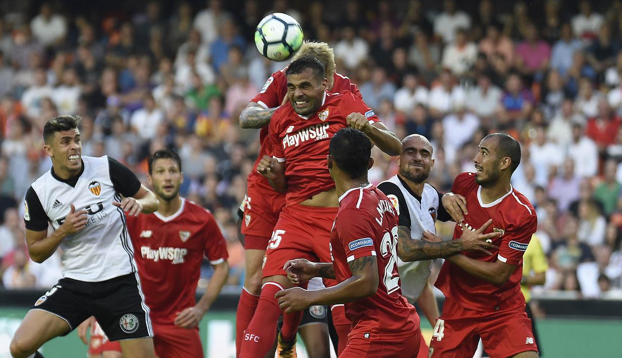 Bek Sevilla, Gabriel Mercado, menyundul bola saat pertandingan melawan Valencia pada laga La Liga Spanyol di Stadion Mestalla, Sabtu (21/10/2017). Valencia menang 4-0 atas Sevilla. (AFP/Jose Jordan)