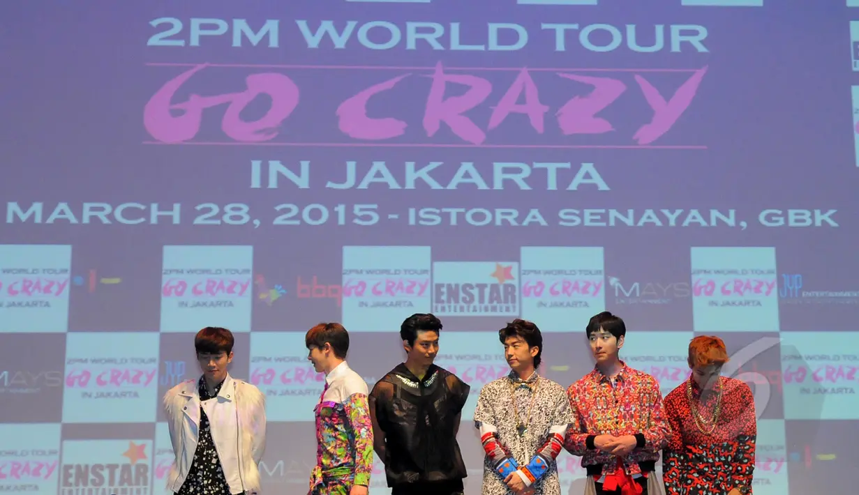 2PM saat menggelar konferensi pers  di salah satu mall di kawasan Kuningan Jakarta Selatan, Jum'at, (27/3/2015). 2PM akan menghibur fansnya di Indonesia pada  28 Maret 2015 di Istora Senayan, Jakarta (Liputan6.com/Faisal R Syam)
