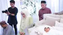 Setelah anak pertamanya lahir, Siti dan suami pun tak langsung menunjukan wajah bayi mungilnya. Namun kemarin, akhirnya Siti mengunggah foto-foto menggemaskan anaknya. (Instagram/ctdk)