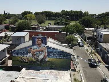 Mural pemain sepak bola Lionel Messi menutupi rumah tempatnya tinggal di Rosario, Argentina, Rabu (14/12/2022). Lionel Messi dilahirkan, besar dan tumbuh, di Rosario. (AP Photo/Rodrigo Abd)