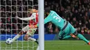 Pemain Arsenal, Alexis Sanchez, saat menaklukkan kiper Dinamo Zagreb untuk mencetak gol ketiga dalam laga Grup F Liga Champions di Stadion Emirates, London, Rabu (25/11/2015) dini hari WIB. (Action Images via Reuters/Matthew Childs)