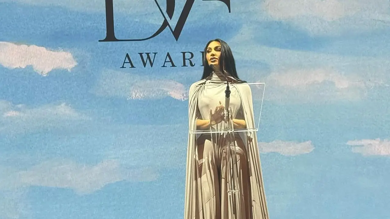 Terima Penghargaan Kemanusiaan, Kim Kardashian Pakai Busana Jumpsuit Transparan