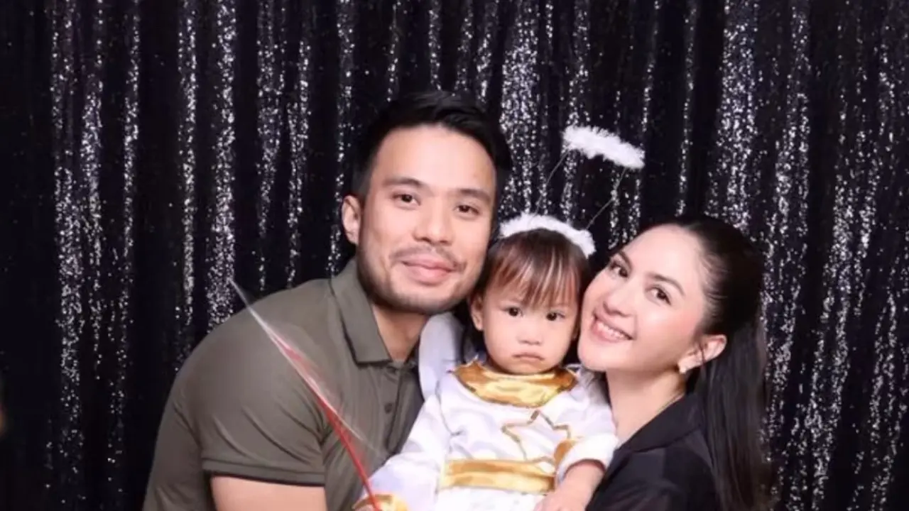 Jessica Mila saat Menyaksikan Putrinya Performance Jelang Natal bersama suaminya. [@jscmila]