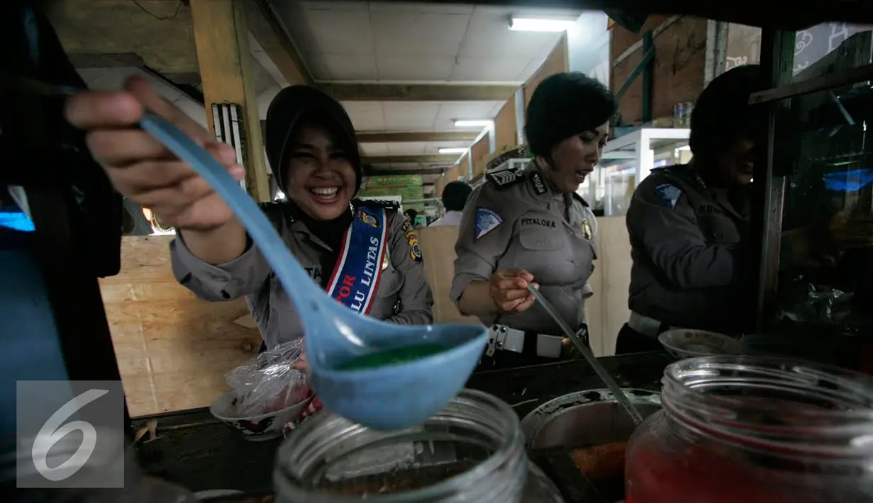 Polwan meracik minuman untuk disajikan kepada masyarakat di kawasan Abubakar Ali,Yogyakarta, Kamis (22/9). Memperingati HUT Polantas ke-61, Dirlantas Polda DIY membuka Warung Polisi yang disajikan gratis untuk masyarakat. (Liputan6.com/ Boy Harjanto)