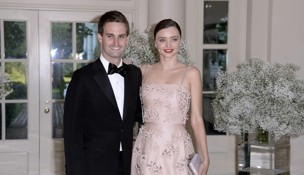 Miranda Kerr sudah menjalin hubungan asmara dengan CEO Snapchat, Evan Spiegel, sejak setahun yang lalu. Kini kabar bahagia tengah datang dari keduanya, Miranda dan Evan resmi bertunangan. (AFP/Bintang.com)