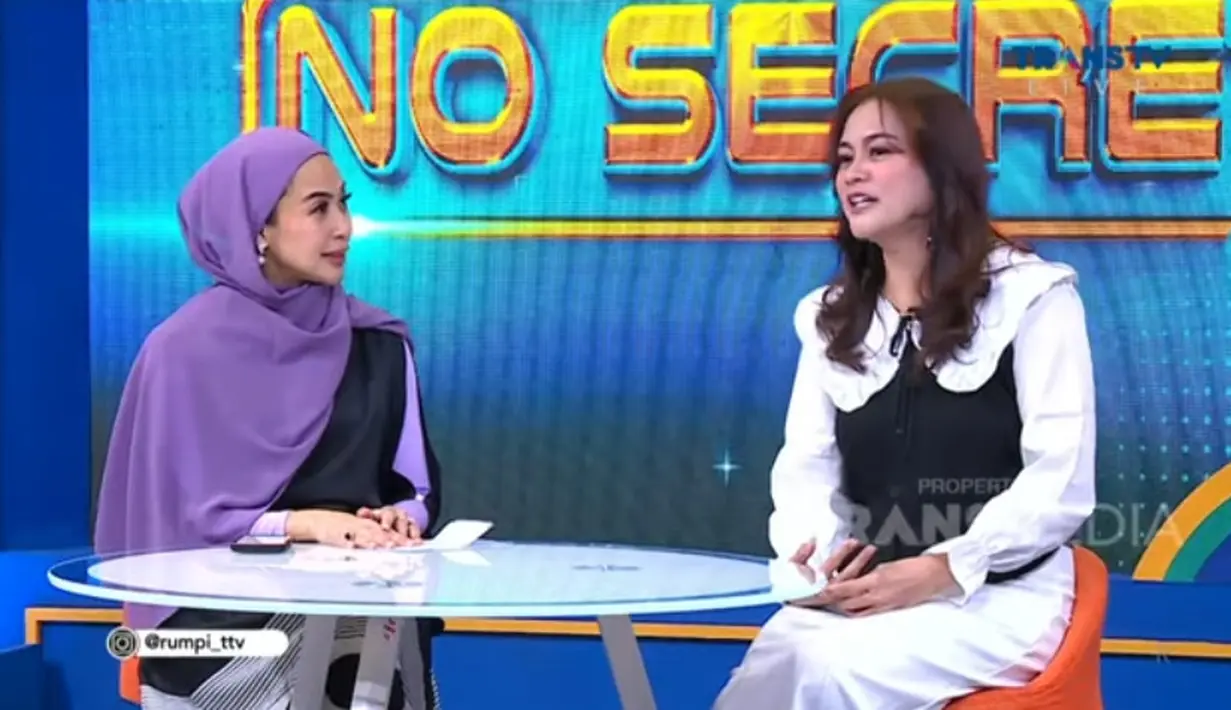 "Itu sih bener (dibenci penonton).  Jaman dulu waktu masih jaman bidadari (sinetron) kalau ke supermaket masih terjun sendiri. Lagi ke supermaket tiba-tiba ditimpuk ama  botol aqua, tapi botol plastik." kata Moudy. [Youtube/TRANS TV Official]