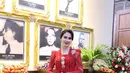 Potret penuh pesona Arumi Bachsin dibalut kebaya merah rancangan @dianamputri dengan bros emas di bagian panel tengah dan salah satu bahu. Padu padan dengan kain batik cokelat sempurna sebagai penampilan keseluruhan Arumi. [@arumibachsin_94]