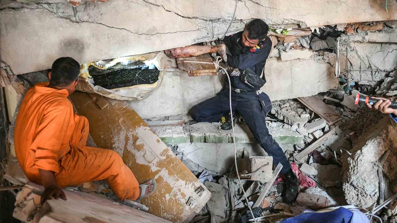 FOTO: Tim SAR Mencari Korban Selamat di Mandalay, Kota dengan Kerusakan Paling Parah Akibat Gempa di Myanmar