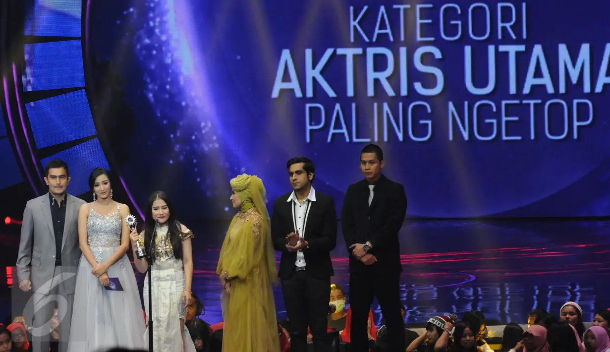 Prilly Latuconsina memberikan sambutan saat meraih penghargaan di SCTV Awards 2015, Jakarta, Sabtu (28/11/2015). Prilly menjadi Pemenang Kategori Nominasi Aktris Utama Paling Ngetop. (Liputan6.com/Helmi Afandi)