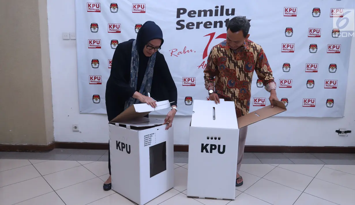 Komisioner KPU RI, Evi Novida GM (kiri) dan Pramono UT membuka kotak suara yang akan digunakan pada Pemilu Serentak 2019 di Kantor KPU, Jakarta, Jumat (14/12). Kotak suara tersebut bermaterial karton kedap air. (Liputan6.com/Helmi Fithriansyah)