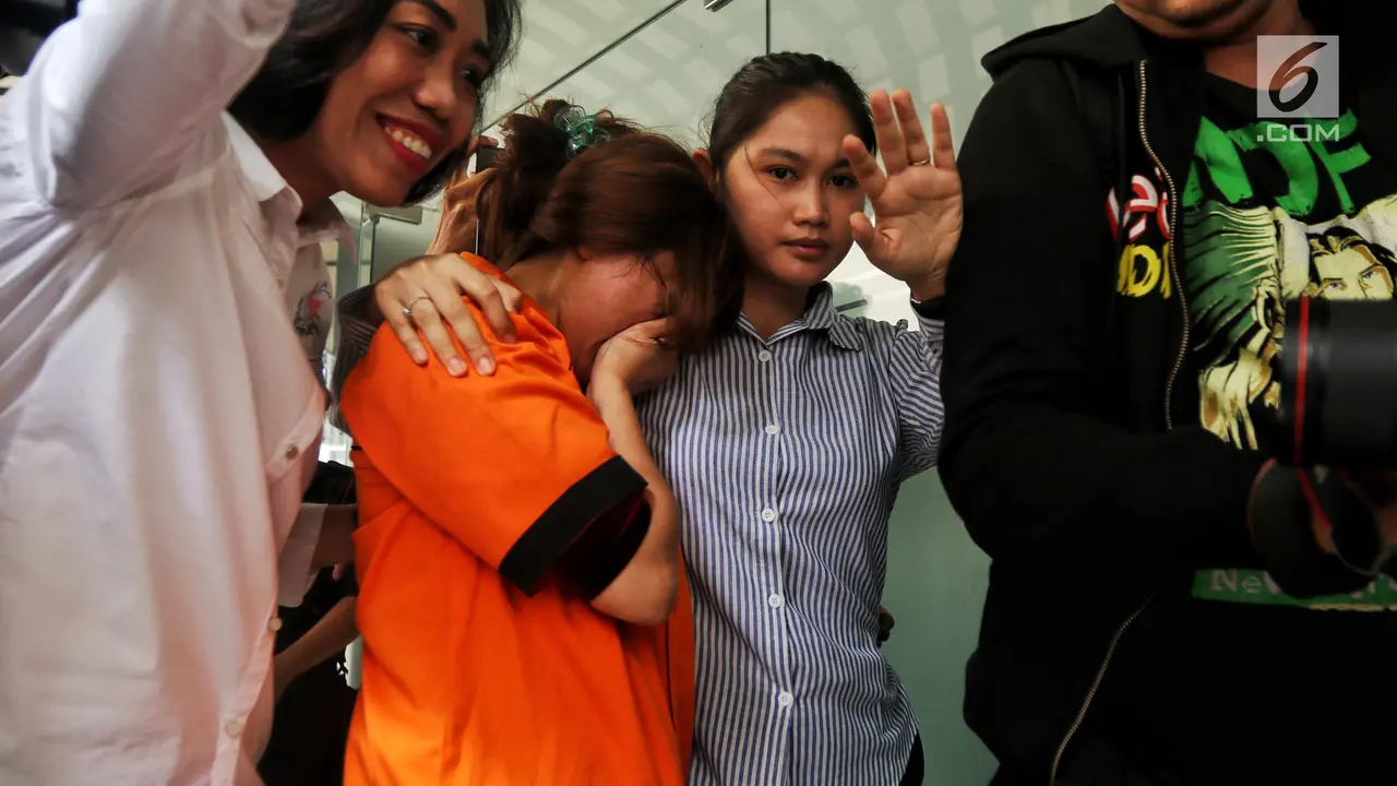Ekspresi Artis Chacha Duo Molek Saat Rilis Kasus Narkoba