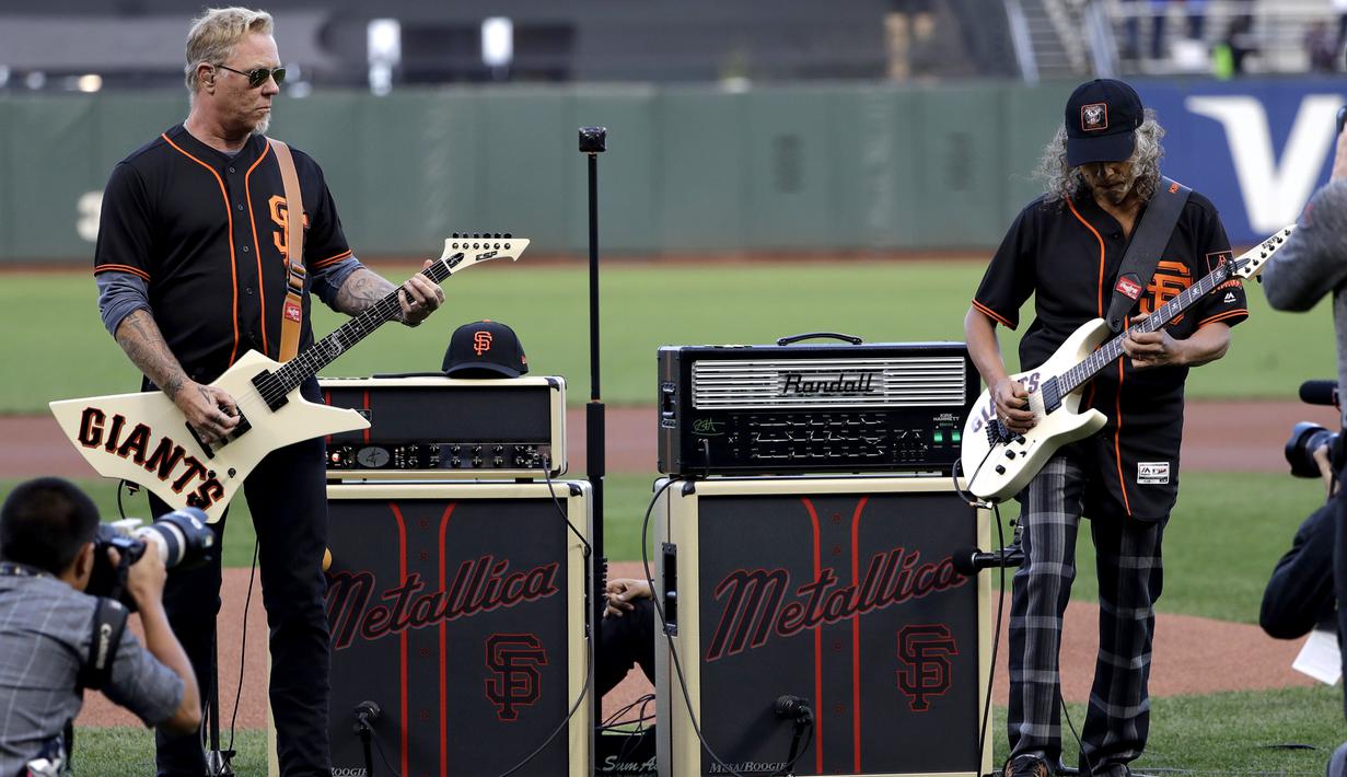 James Hetfield (kiri) dan Kirk Hammett saat memainkan lagu kebangsaan Amerika Serikat pada lanjutan MLB antara San Francisco Giants melawan Chicago Cubs di San Francisco, (7/8/2017). San Francisco kalah 3-5 dari Cubs. (AP/Marcio Jose Sanchez)
