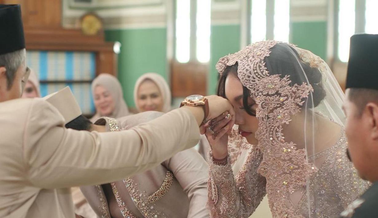 Novel Wattpad Santri Pilihan Bunda merupakan karya Salsyabila Falensia. Dipercaya jadi pemeran utama, Naura Ayu sempat diremehkan. Bahkan ada juga yang menganggap Naura tak cocok memainkan karakter utama series tersebut. Namun artis anak sulung Nola B3 ini ungkap jika hal tersebut menjadi motivasi untuknya dalam memberikan akting terbaik untuk serial tersebut. (Liputan6.com/IG/@naura.ayu)