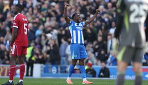 Danny Welbeck dari Brighton merayakan golnya setelah mencetak gol dalam pertandingan Liga Inggris antara Brighton dan Liverpool di Brighton, Sabtu, 21 Maret 2026. (AP Photo/Ian Walton)