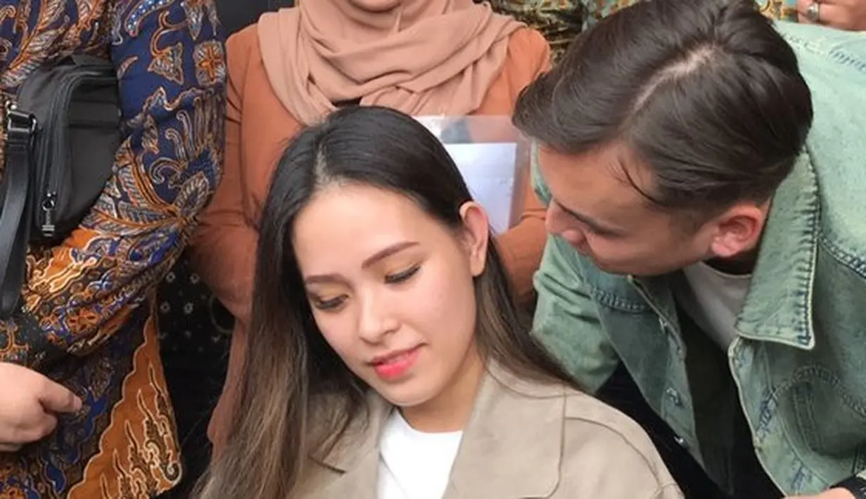 Lebih lanjut, Lady mengungkapkan bahwa Rendy adalah seseorang yang sangat mencintai pasangannya sejak masa pacaran. Oleh karena itu, mereka berkomitmen untuk menjaga kehangatan hubungan mereka ke depannya dan mencegah masalah yang sama terulang. Mereka berharap agar api cinta mereka terus berkobar dan hubungan mereka tetap harmonis.  (Kapanlagi.com/Fikri Alfi Rosyadi)