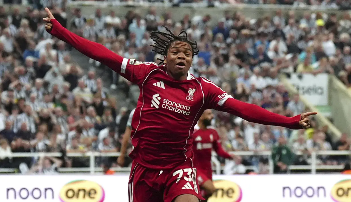 Rio Ngumoha berhasil mencetak sejarah dalam laga debutnya bersama Liverpool di Liga Inggris saat bertamu ke markas Newcastle di St James' Park, Senin (25/08/2025) waktu setempat. (AP Photo/PA/Owen Humphreys)