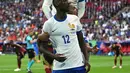 Pada menit ke-85, tendangan pemain Prancis Randal Kolo Muani berbelok masuk usai membentur Jan Vertonghen. (OZAN KOSE/AFP)