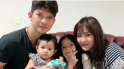 Iko Uwais dan Audy Item telah dikaruniai dua orang putri. Anak pertamanya, Atreya Syahla Putri Uwais lahir pada 2013 silam. Sementara anak keduanya lahir pada 2018 lalu. Kehadiran dua buah hati ini makin melengkapi keluarga kecilnya (Liputan6.com/IG/@audyitem)