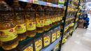 Petugas menata minyak goreng di rak sebuah supermarket kawasan Jakarta, Jumat (25/3/2022). Sempat mengalami kekosongan stok, saat ini minyak goreng sudah kembali normal di supermaket dengan harga 2 liter mulai dari Rp 36 ribu - Rp45 ribu tergantung merek. (Liputan6.com/Johan Tallo)