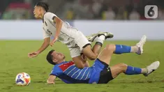Pemain Timnas Indonesia U-23, Muhammad Rayhan Hannan (atas) mendapat pelanggaran keras dari Noah River Leddel (Filipina) saat laga lanjutan Grup A Piala AFF U-23 2025 di Stadion Utama Gelora Bung Karno (SUGBK), Jakarta, Jumat (18/7/2025). (Liputan6.com/Helmi Fithriansyah)